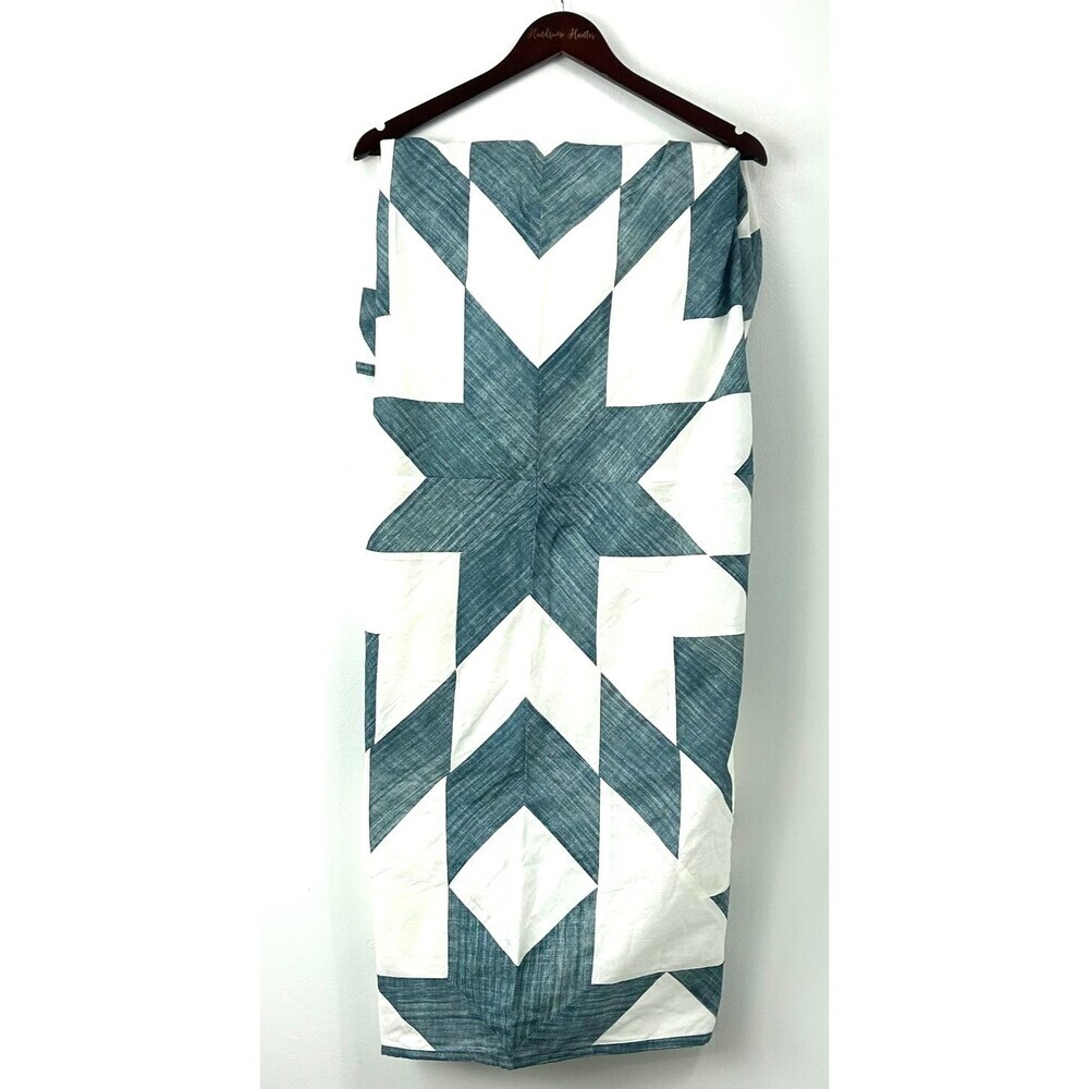 Pottery Barn Cooper Geometric Table Throw 50 X 50 Blue White Marketing Sample - Picture 3 of 12